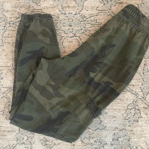 Hollister Camouflaged Pants || size small